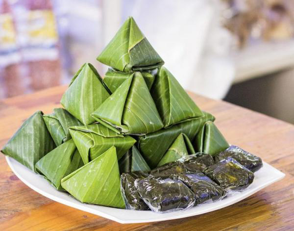 Làm bánh ít lá gai