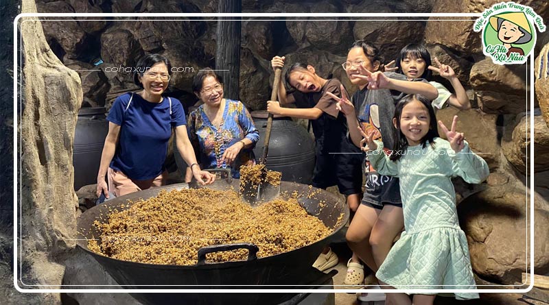 du khách vui chơi tại làng rượu