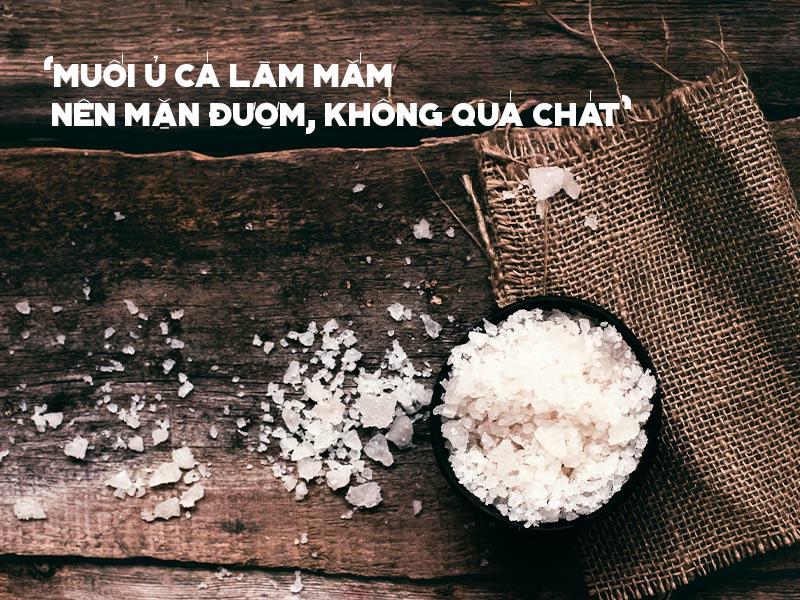Muối dùng để ủ chượp trong quá trình sản xuất nước mắm truyền thống phải lựa hạt muối to, muối nên đều hạt